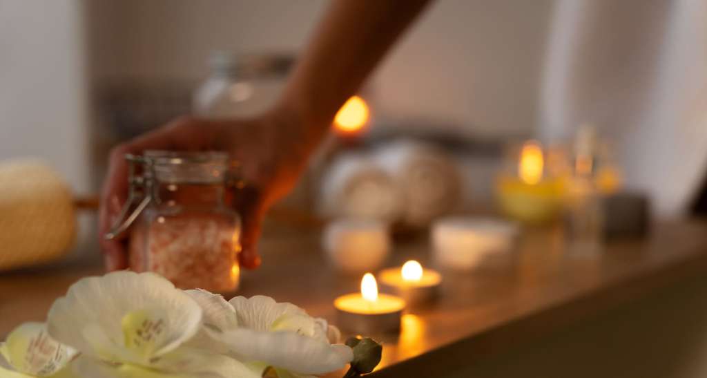 ¿Es bueno el masaje tailandés? Velas y flores en un ambiente de spa relajante.